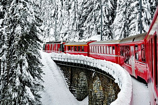 Поезда на горнолыжных курортов красного цвета