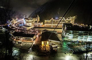 Ночной вид на Розу Хутор с подъёмника Газпрома