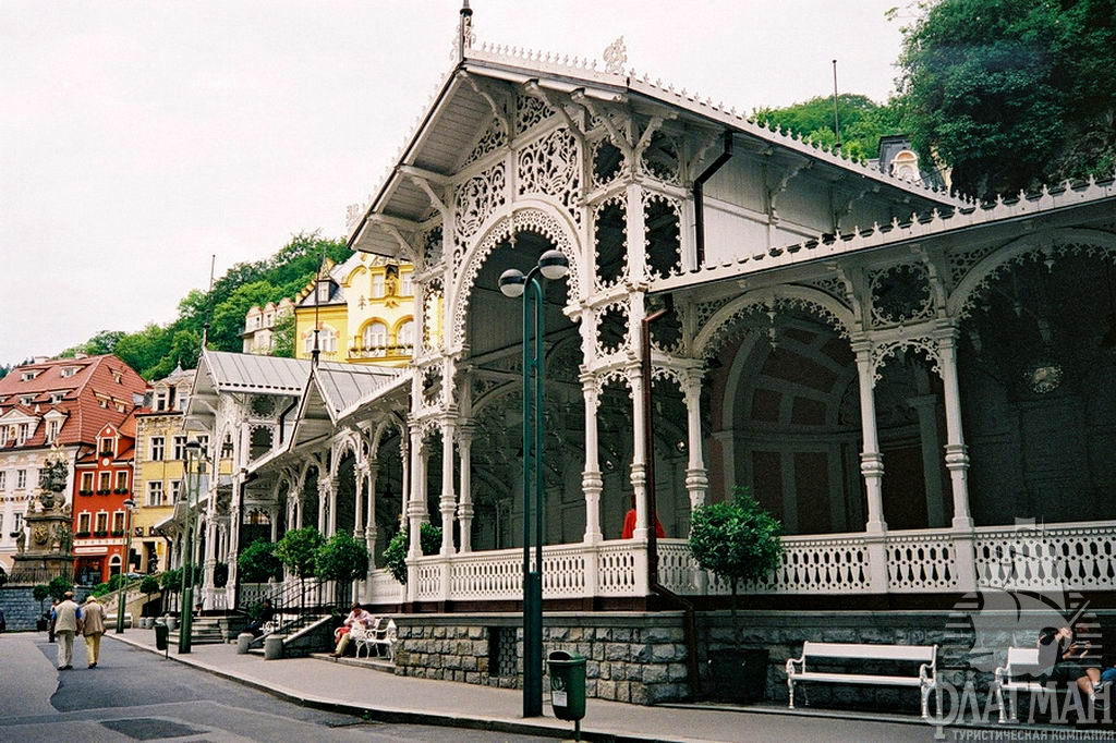 Рыночная колоннада_Резная деревянная колоннада в швейцарском стиле была построена на месте  старой карловарской ратуши в 1882 – 1883 гг.