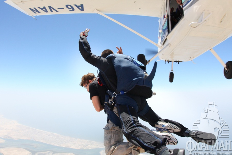 Прыжки с парашютом в Умм-эль-Кувейне
