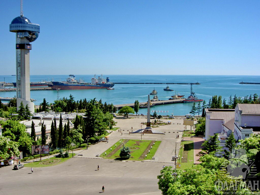 Туапсе - площадь Октябрьской революции вид на порт.