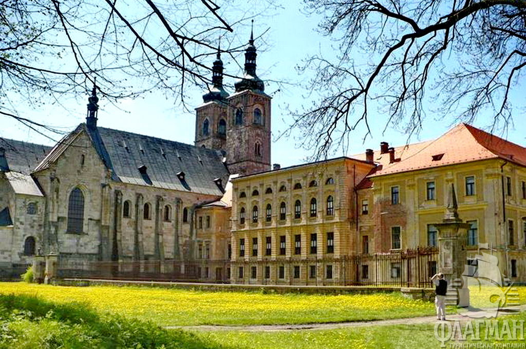 Монастырь Тепла. Монастырь премонстратов был основан в 1193 году блаженным Грознатой, чешским дворянином.