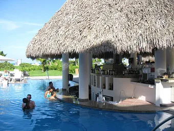 Бар у бассейна в отеле HARD ROCK HOTEL & CASINO PUNTA CANA 5*