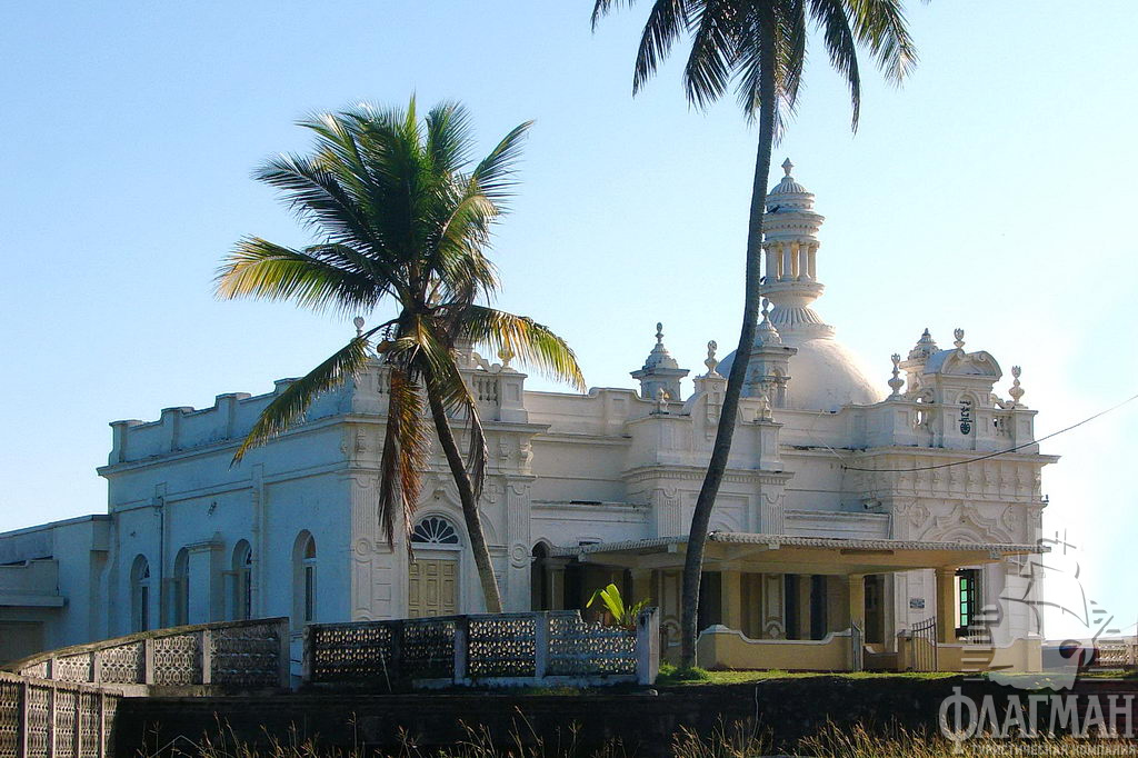 Масджид-уль-Абрар - старейшая мечеть на острове.