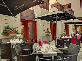 Отель MAJESTIC PLAZA 4*