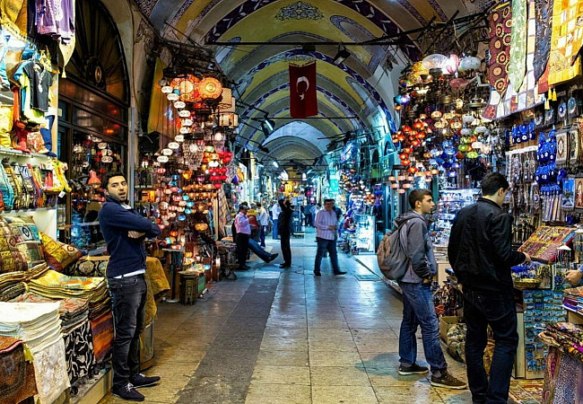Гранд Базар в Стамбуле это город в городе со своими мечетями, магазинами, ресторанами, домами и целым лабиринтом улиц под одной крышей.