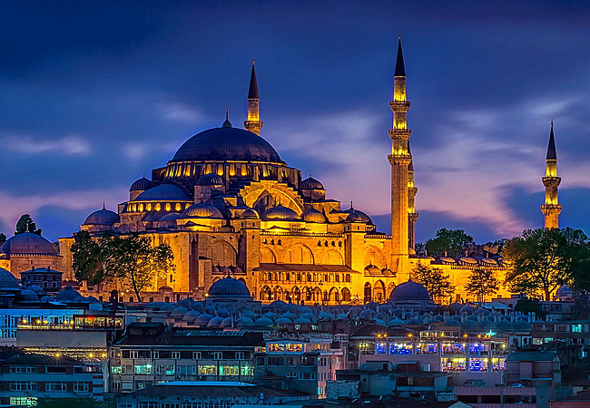 Мечеть Сулеймание – грандиозный комплекс османской эпохи времён султана Сулеймана. Это самый крупный исламский храм Стамбула, который занимает второе место по своей значимости в городе.