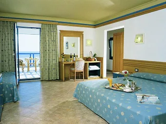  Интерьер номера в ALDEMAR AMILIA MARE 5*