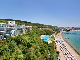 Вид на отель, пляж и Св. Влас