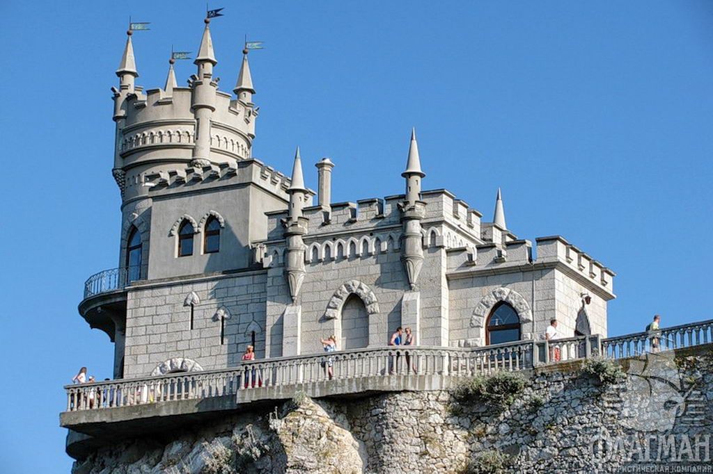 Ласточкино гнездо Этот замок расположен к западу от Ялты, в посёлке Гаспра на одном из выступов Ай-Тодор.