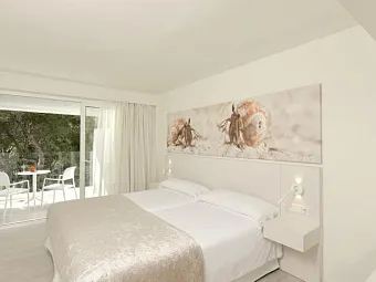 Отель IBEROSTAR CRISTINA 4*