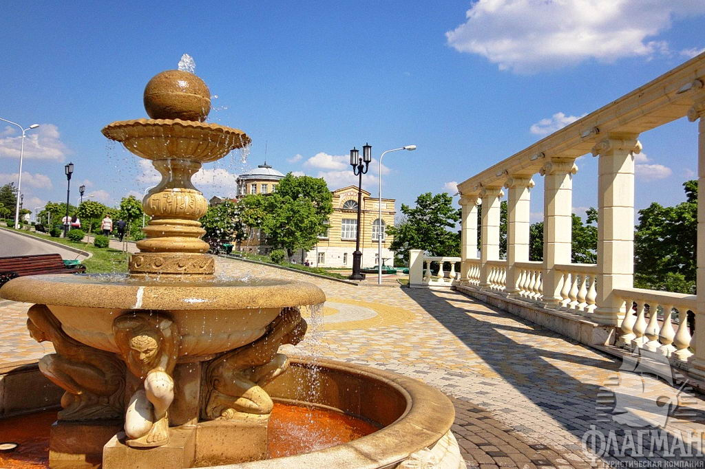 Пятигорск. Колоннада и фонтан на бульваре Гагарина