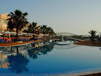 Бассейн в отеле AQUIS SANDY BEACH RESORT 4*