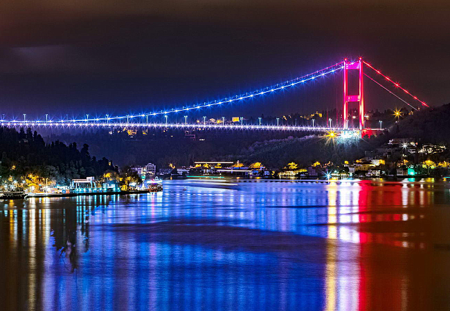 Вечерний вояж по Босфору с ужином на прогулочном кораблике будет ещё одним романтичным приключением в Стамбуле.