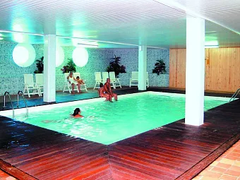 Закрытый бассейн  в отеле HOTEL GHT OASIS TOSSA & SPA 4*