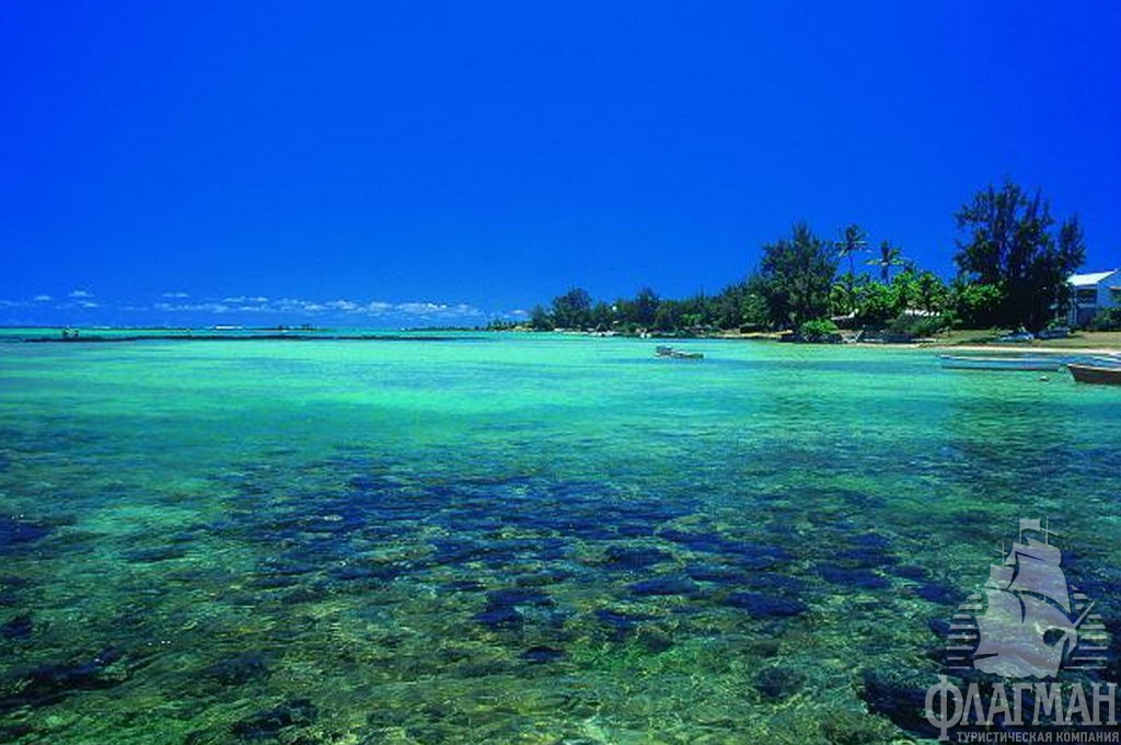 Вода у берегов Маврикия кристальнаой чистоты.