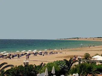 Пляж отеля AQUIS SANDY BEACH RESORT 4*