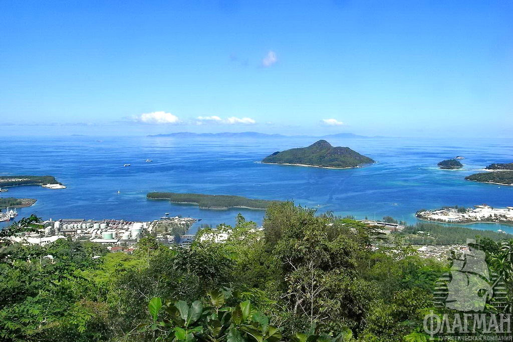 Сейшелы. Вид с Маэ на столицу Викторию и соседний остров Sainte Anne