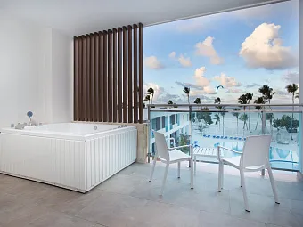 550/Premium Suite Outdoor Jacuzzi
