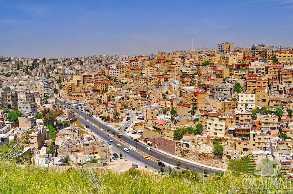 Столица страны - Амман расположен на семи холмах, которые представлены на флаге Иордании семиконечной звездой
