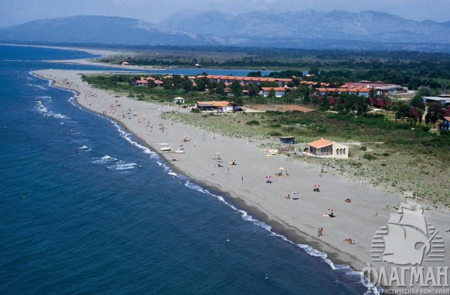 Пляж и апартаменты Ада-Бояна - официальная нудистская деревня в Черногории.