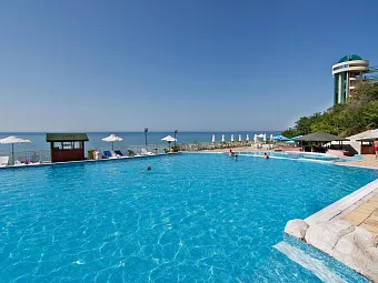 Бассейн-инфинити в отеле PARADISE BEACH ST. VLAS 4*
