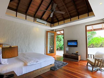 Deluxe Sunset Beach Villa With Pool
