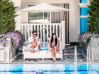 Deluxe Pool Room