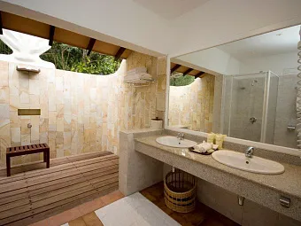Bathroom в отеле  ADAARAN SELECT MEEDHUPPARU 4*