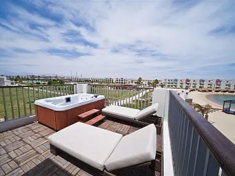 Отель SUNRISE GRAND SELECT CRYSTAL BAY 5*. Люкс с джакузи.