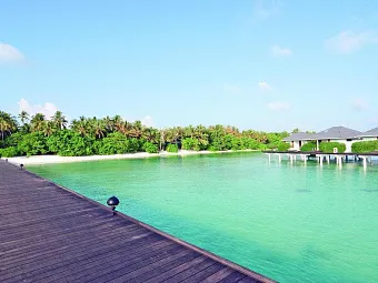 SUN ISLAND RESORT & SPA 5*. Вид на пляж и водные бунгало.