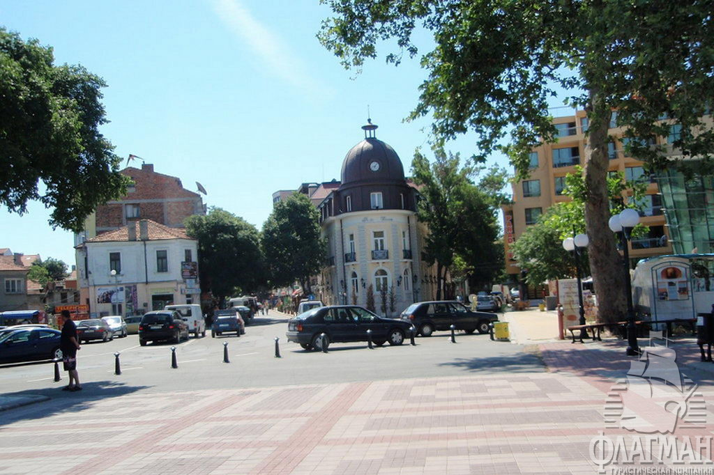 Площадь в центре старой части города.
