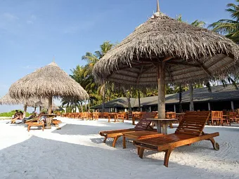 Лежаки и зонтики на пляже SUN ISLAND RESORT & SPA 5*