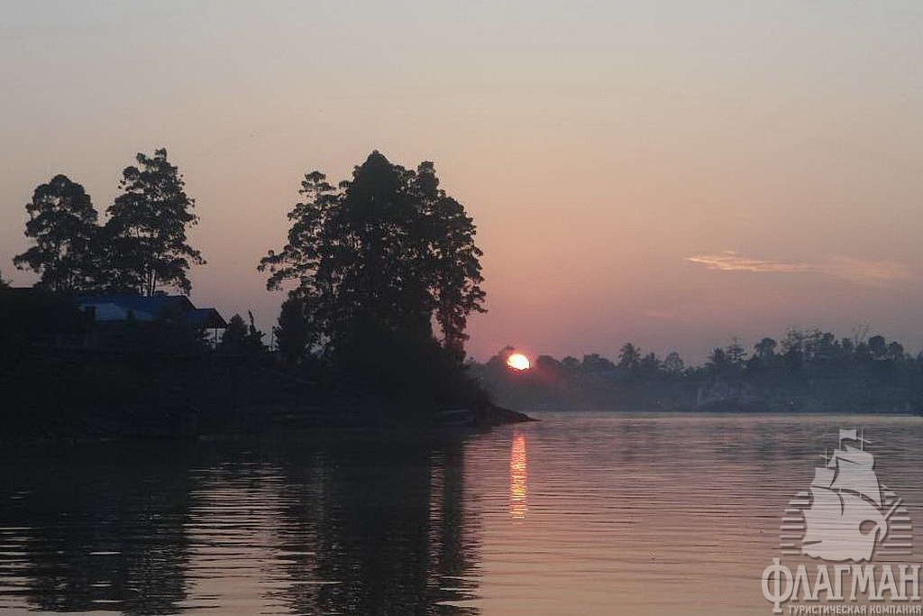 Закат на реке Махакам.