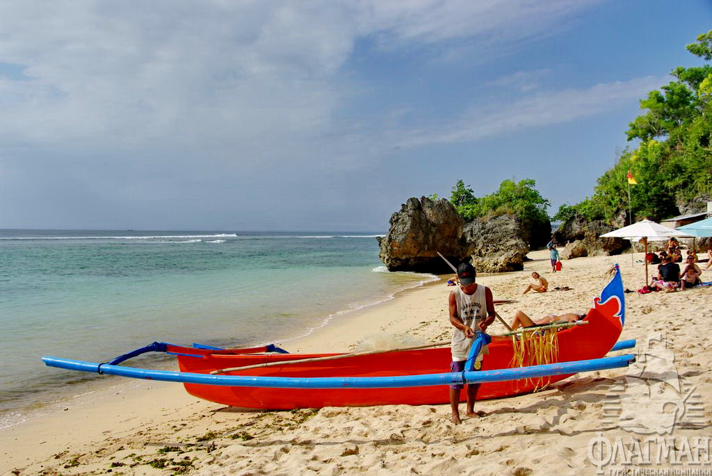 Паданг. Местный пляж - одно из лучших мест для серфинга на Бали.