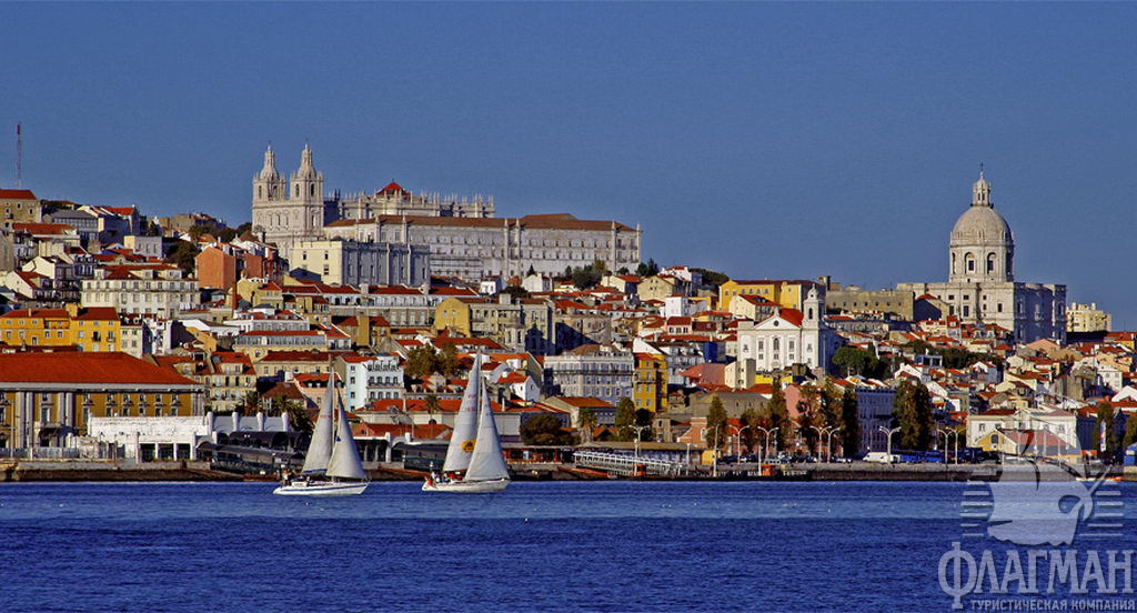 Вид на старый Лиссабон с океана.