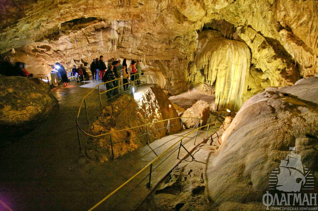 Новоафонская пещера была открыта для посетителей в 1975 году. Общая протяженность маршрута внутри пещеры около 2 км