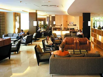 Лобби в отеле GOLDEN BAHIA DE TOSSA 4*
