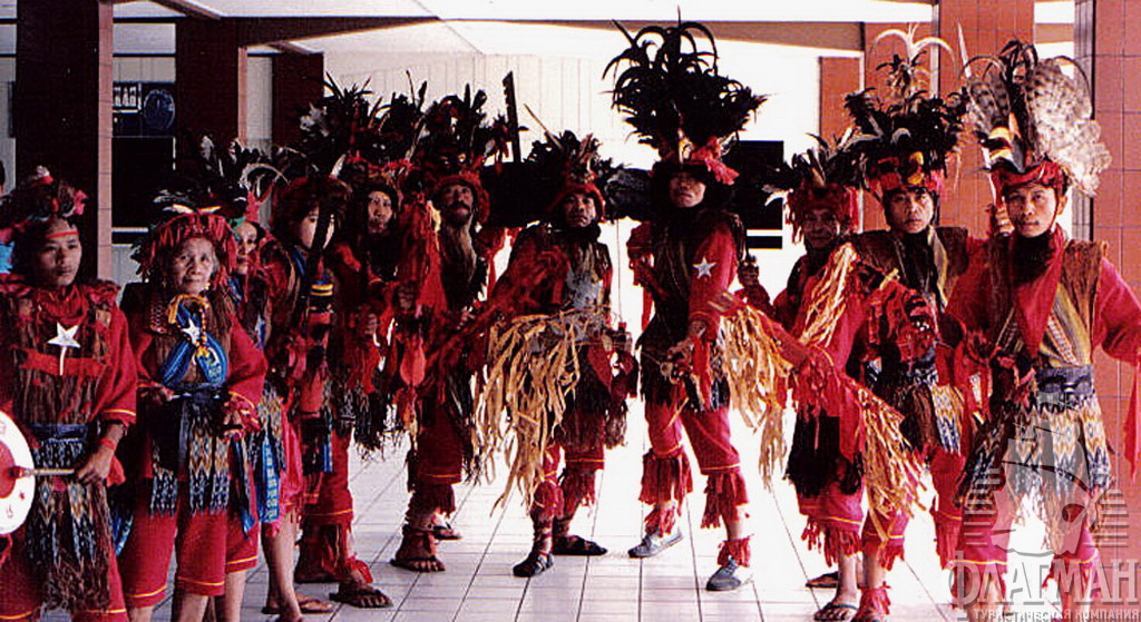 Кабасаран - воинственные танцоры Каклеле, Северный Сулавеси.