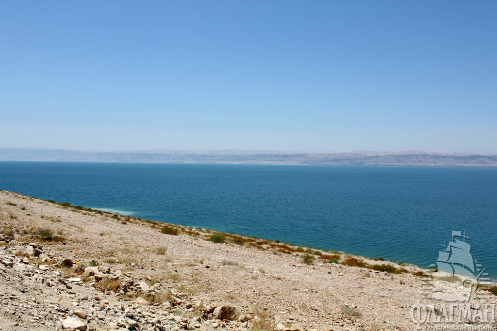 Восточный берег принадлежит Иордании, западный - Израилю
