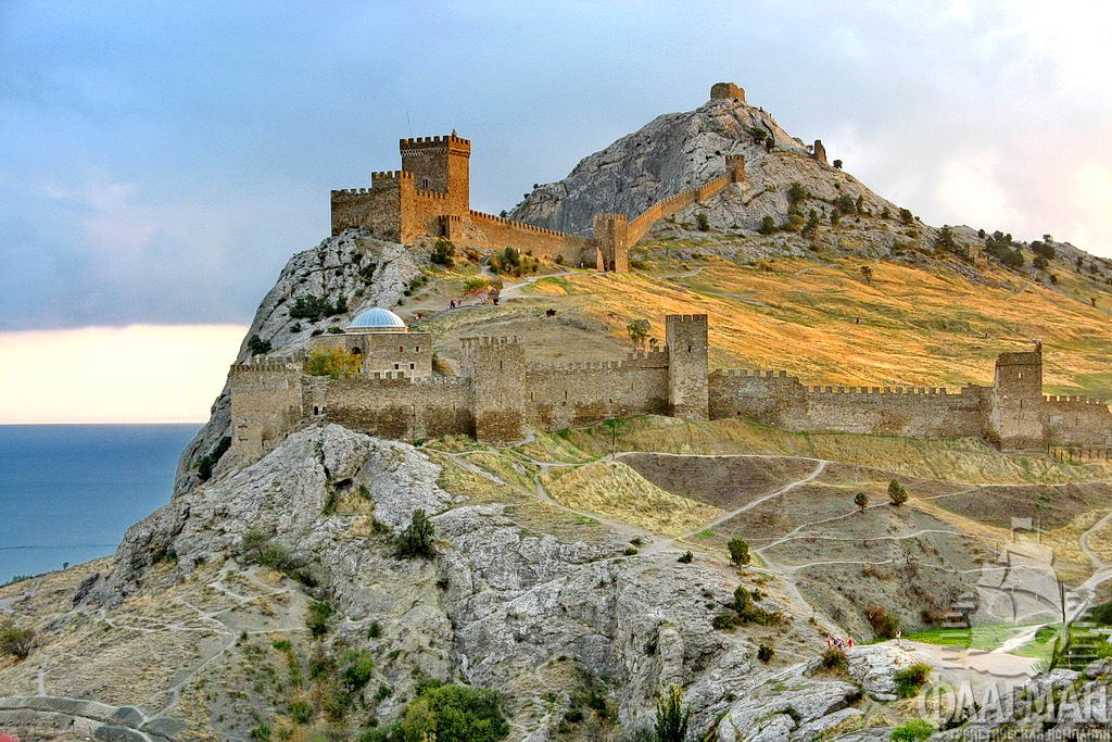 Судак. Крепость располагается на Крепостной горе (высота 157 м), которая также именуется Дженевез-Кая.