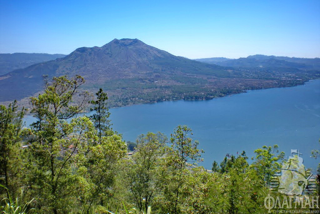 Вулкан Батур и одноимённое озеро.