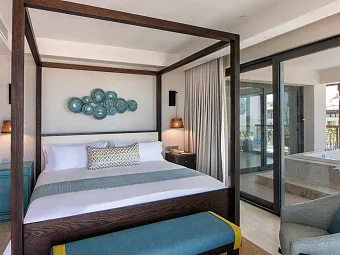 UNIQUE CORNER ONE BEDROOM SUITE - OCEAN