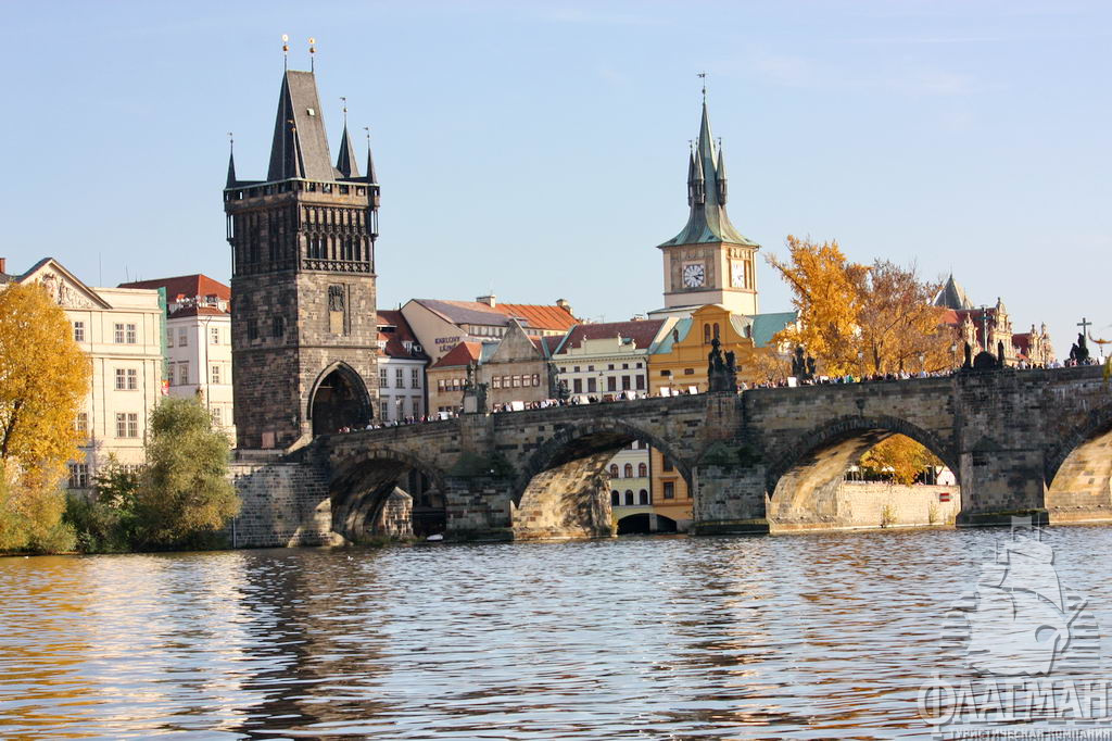 Карлов мост - средневековый мост в Праге через реку Влтаву