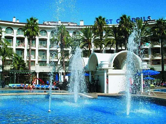 BEST CAMBRILS 4* - вид на здание отеля и бассейн.