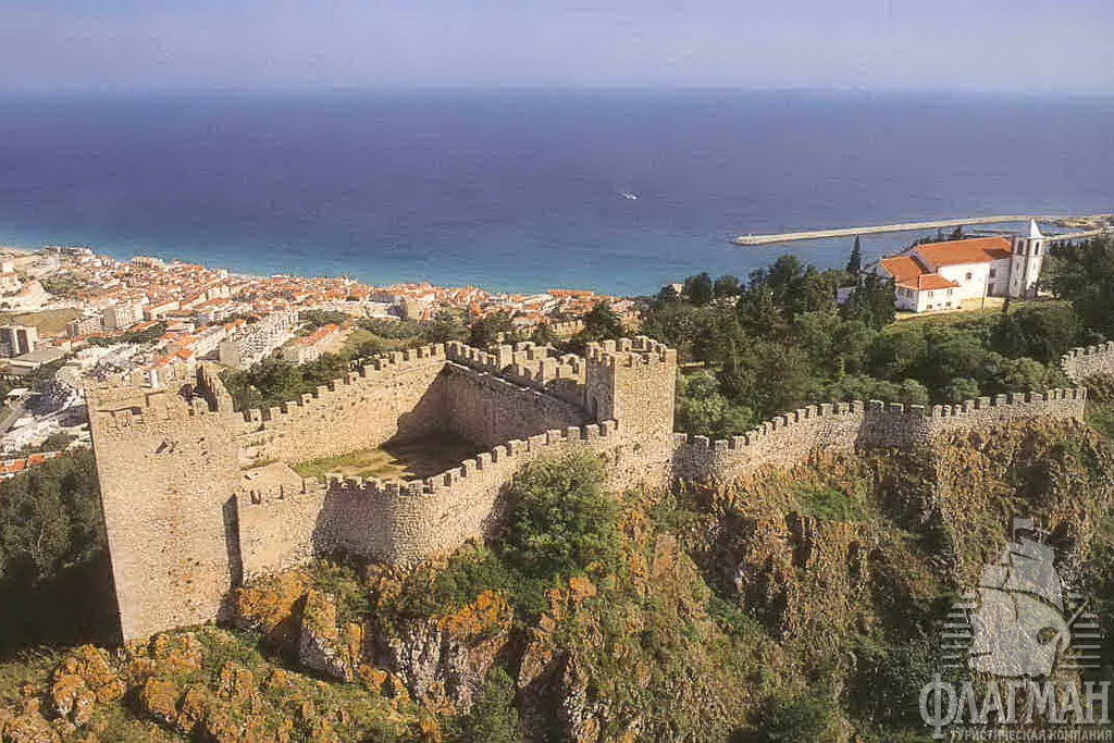 Замок Castelo de Sesimbra.