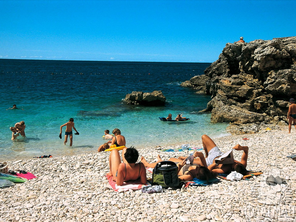 Большинство пляжей в окрестностях Пулы каменисто-галечные.