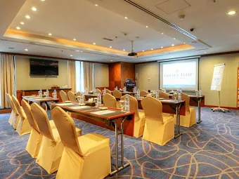 Отель GOLDEN TULIP AL BARSHA 4*