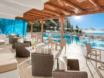 Бар у бассейна отеля MAYOR LA GROTTA VERDE GRAND RESORT 4 *