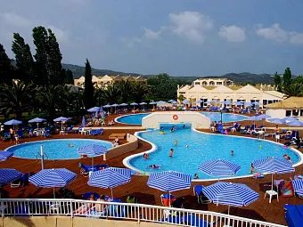 Территория отеля AQUIS SANDY BEACH RESORT 4*